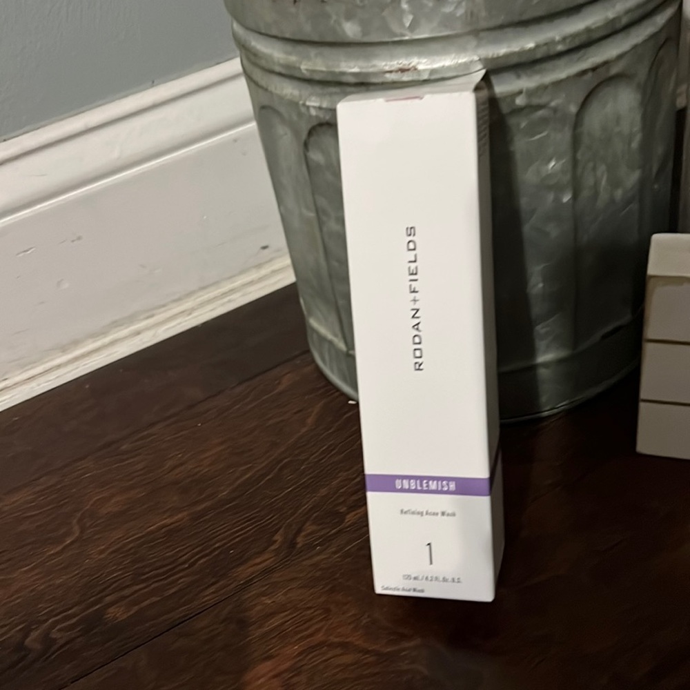 R&F UNBLEMISH Refining Acne Wash 1